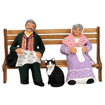 Grand-parents sitting on a bench with cat 9 cm