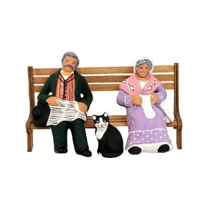 Grand-parents sitting on a bench with cat 6 cm